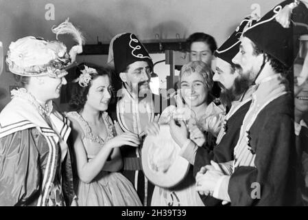 Kostumierte Opernsänger in der Umkleidekabine im Opernhaus in Rom; Italien 1940er Jahre. Kostümierte Opernsänger in der Umkleidekabinen der Oper in Rom; Italien 1940er Jahre. Stockfoto