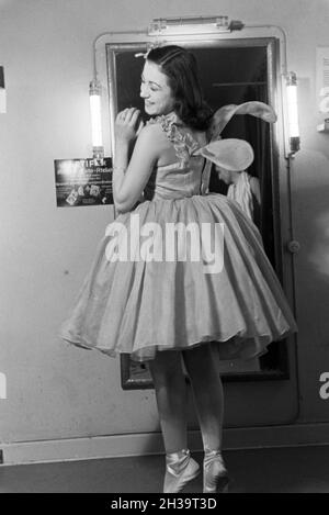 Meint in der Umkleidekabine Im Opernhaus in Rom; Italienischen 1940er Jahre. Tänzerin in der Umkleidekabine in der Oper in Rom; Italien der 1940er Jahre. Stockfoto