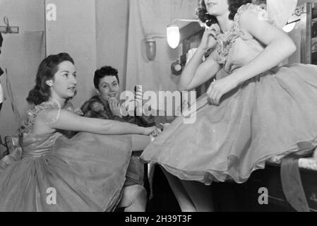 Tänzerinnen in der Umkleidekabine Im Opernhaus in Rom; Italienischen 1940er Jahre. Chor-Mädchen in der Umkleidekabine in der Oper in Rom; Italien der 1940er Jahre. Stockfoto