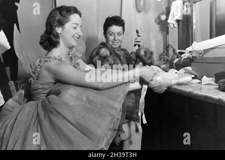 Tänzerinnen in der Umkleidekabine Im Opernhaus in Rom; Italienischen 1940er Jahre. Chor-Mädchen in der Umkleidekabine in der Oper in Rom; Italien der 1940er Jahre. Stockfoto