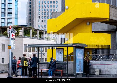 Menschen warten an Einer Bushaltestelle oder einem Bushaus auf der Waterloo Bridge vor dem National Festival Hall Concert Center im Zentrum von London Stockfoto