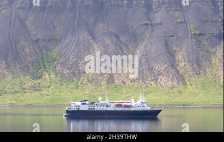 Dynjandi, Island am 6. august 2021: National Geographic Explorer schwimmt im Fjord bei Dynjandi Stockfoto