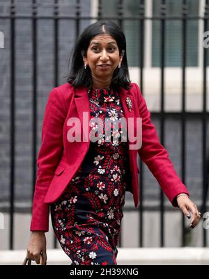 Die Generalanwältin Suella Braverman verließ die Downing Street, London, nachdem sie an einer Kabinettssitzung teilgenommen hatte, bevor Bundeskanzlerin Rishi Sunak sein Budget an das Unterhaus übergab. Bilddatum: Mittwoch, 27. Oktober 2021. Stockfoto
