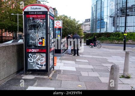 Öffentliche Telefonzentrale Mit Street Art Graffiti Im Zentrum Von Waterloo In London Verwüstet Stockfoto