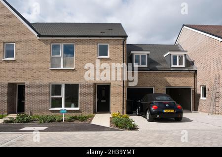 Besetzte neue Häuser in der Joseph Lancaster Lane, dem neuen Gebäude in Nord-Chichester, West Sussex, England, Großbritannien. Stockfoto