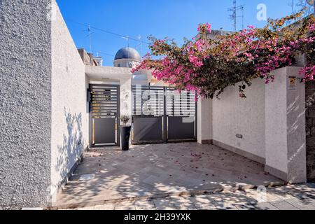 Blüte von Bougainvillea und weißem Haus in Sizilien Moderne mediterrane Architektur in der Stadt Milazzo Stockfoto