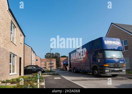 Neue Bewohner ziehen in Keepers Green ein, der neuen Entwicklung in Nord-Chichester, West Sussex, England, Großbritannien. Stockfoto