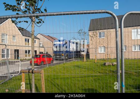 Neue Bewohner ziehen in Keepers Green ein, der neuen Entwicklung in Nord-Chichester, West Sussex, England, Großbritannien. Stockfoto