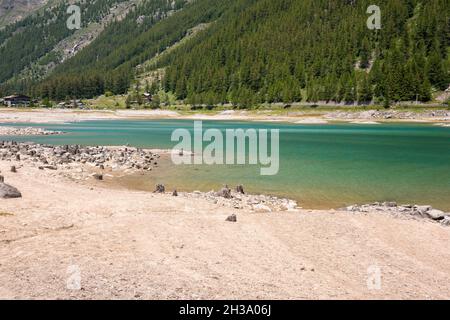 Berg auf dem Ceresole reale See im Piemont in Italien Stockfoto