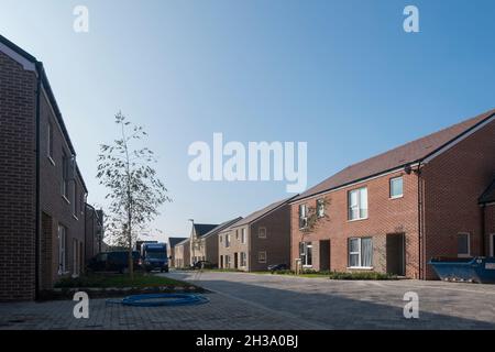 Neue Häuser in Joseph Lancaster Lane, dem neuen Gebäude in Nord-Chichester, West Sussex, England, Großbritannien, werden fertiggestellt. Stockfoto