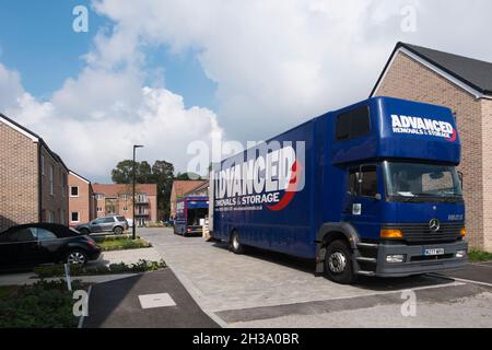 Neue Bewohner ziehen in Keepers Green ein, der neuen Entwicklung in Nord-Chichester, West Sussex, England, Großbritannien. Stockfoto