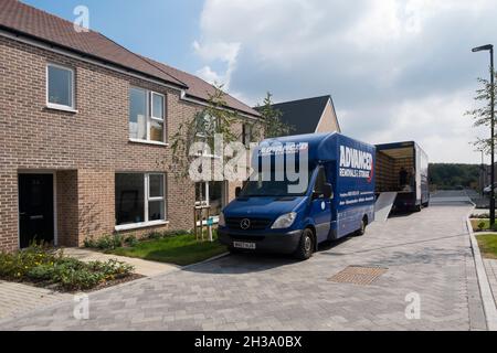 Neue Bewohner ziehen in Keepers Green ein, der neuen Entwicklung in Nord-Chichester, West Sussex, England, Großbritannien. Stockfoto