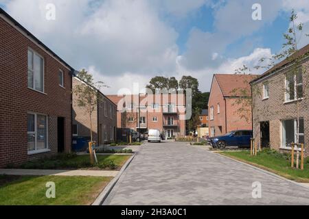 Neue Häuser und Wohnungen werden in der Joseph Lancaster Lane in Keepers Green, dem neuen Gebäude im Norden von Chichester, West Sussex, England, Großbritannien, fertiggestellt. Stockfoto