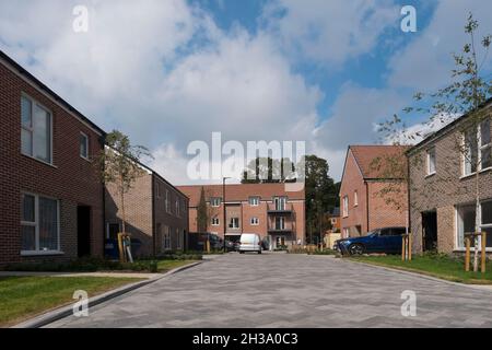 Neue Häuser und Wohnungen werden in der Joseph Lancaster Lane in Keepers Green, dem neuen Gebäude im Norden von Chichester, West Sussex, England, Großbritannien, fertiggestellt. Stockfoto
