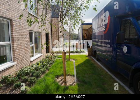 Neue Bewohner ziehen in Keepers Green ein, der neuen Entwicklung in Nord-Chichester, West Sussex, England, Großbritannien. Stockfoto