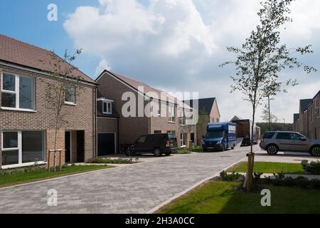 Neue Bewohner ziehen in Keepers Green ein, der neuen Entwicklung in Nord-Chichester, West Sussex, England, Großbritannien. Stockfoto