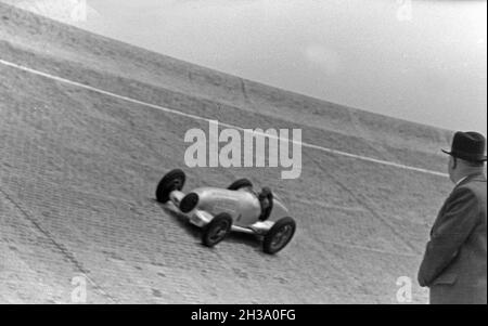 Mercedes Benz Silberpfeil auf der Strecke Avus in Berlin, Deutschland, 1930er Jahre. Mercedes Benz Silberpfeil in Berlin AVUS reace Track, Deutschland 1930. Stockfoto