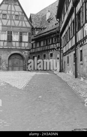 Gasse in einer Kleinstadt in Franken, Deutschland 1930er Jahre. Lane in einer Stadt in Franken, Deutschland 1930. Stockfoto