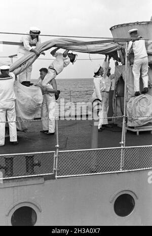 Matrosen bei der Arbeit auf Deck des Schiffs im Hafen Usedom an der Ostsee, Deutschland 1930er Jahre. Segler an Deck eines Schiffes im Usedom Hafen an der Ostsee, Deutschland 1930. Stockfoto