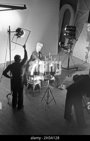 Anordnung des Stillebens in einem Fotostudio, Deutschland 1930er Jahre. Eine Frau in einem noch Leben bei einem Photo Studio, Deutschland 1930. Stockfoto