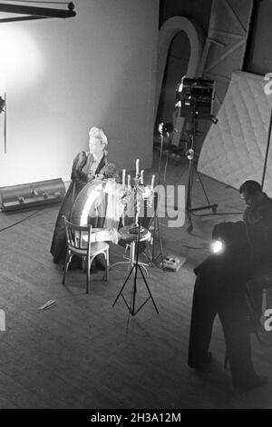 Anordnung des Stillebens in einem Fotostudio, Deutschland 1930er Jahre. Eine Frau in einem noch Leben bei einem Photo Studio, Deutschland 1930. Stockfoto