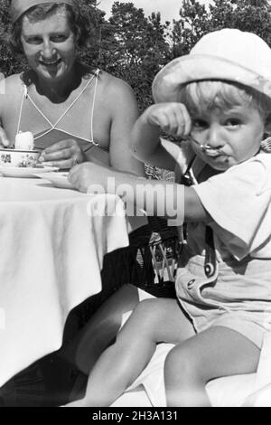 Urlauber beim Frühstück im Urlaub an der Ostsee, Deutschland 1930er Jahre. Urlauber Frühstück im Urlaub an der Ostsee, Deutschland 1930. Stockfoto