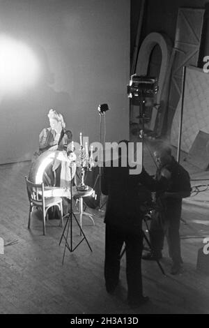 Anordnung des Stillebens in einem Fotostudio, Deutschland 1930er Jahre. Eine Frau in einem noch Leben bei einem Photo Studio, Deutschland 1930. Stockfoto