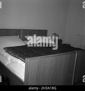 Innenansicht aus einem kleinen Landhotel, hier: Schlafzimmer, Deutschland 1950er Jahre. Interieur eines kleinen Bed and Breakfast Hotels, hier: Schlafzimmer, Deutschland 1950er Jahre. Stockfoto