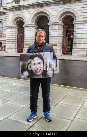 London, Großbritannien. Oktober 2021. Richard Ratcliffe geht in einen Hungerstreik vor dem Auswärtigen Amt, um seine Kampagne für Freie Nazanin zu unterstützen. Kredit: Jessica Girvan/Alamy Live Nachrichten Stockfoto