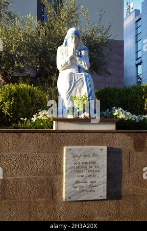 Statue von Mutter Teresa vor der St. Paul's Kathedrale, Tirana, Albanien. Osteuropa Stockfoto