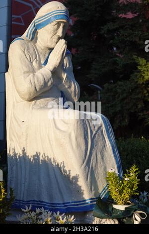 Statue von Mutter Teresa vor der St. Paul's Kathedrale, Tirana, Albanien. Osteuropa Stockfoto