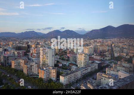 Luftaufnahme von Tirana, der Hauptstadt Albaniens mit Bergen im Hintergrund Stockfoto