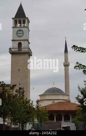 Osmanischer Uhrenturm und et'hem Bey Moschee, Hauptplatz, Tirana, Albanien, Balkan, osteuropa Stockfoto