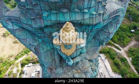 Blick von oben auf Lord Vishnu. Statue von Garuda Wisnu Kencana Stockfoto