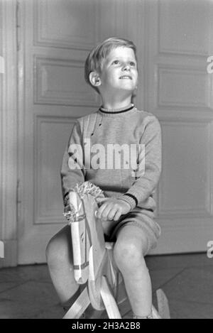 Ein kleiner Junge auf seinem Schaukelpferd, Deutschland 1930er Jahre. Ein kleiner Junge auf seinem Schaukelpferd, Deutschland 1930. Stockfoto