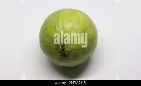 Grüne Guava-Frucht ist auf weißem Hintergrund Stockfoto