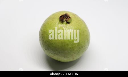 Grüne Guava-Frucht ist auf weißem Hintergrund Stockfoto