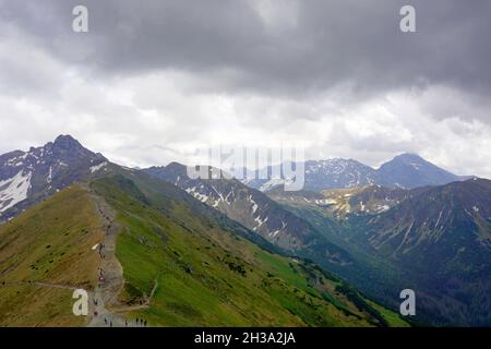 Tatra, Polen. Blick vom Kasprowy Wierch auf den Swinica-Berg, Touristen auf dem Weg Stockfoto