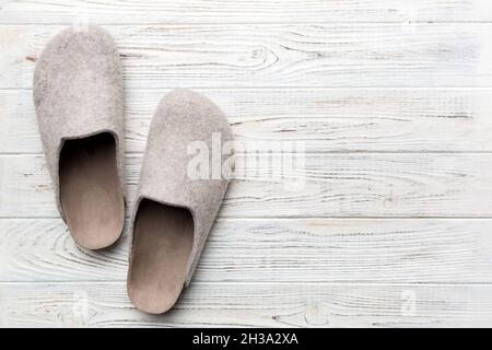 Warme Winterfrauen Wollschuhe auf dem Boden. Platz für Text kopieren. Stockfoto