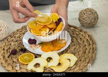 Teller mit getrockneten Früchten in der Hand Stockfoto