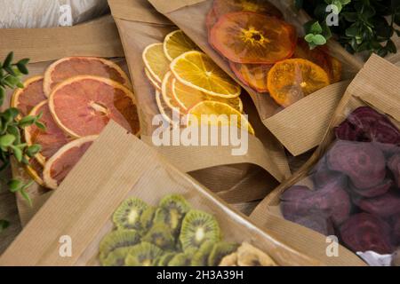 Getrocknete Orangen. Getrocknete Früchte in der Verpackung. Persimmon. Stockfoto