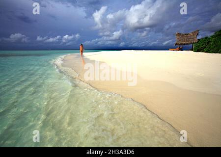 INSELGRUPPE DER MALEDIVEN. ARI-ATOLL. ANKUNFT AUF DER INSEL MADIVARU: PRIVATE INSEL MIT LUXURIÖSER UNTERKUNFT IM ZELT UND PRIVATEM POOL (VERWALTET VON BANY Stockfoto