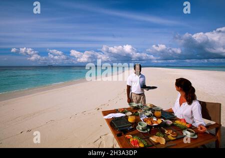 INSELGRUPPE DER MALEDIVEN. ARI-ATOLL. ANKUNFT AUF DER INSEL MADIVARU: PRIVATE INSEL MIT LUXURIÖSER UNTERKUNFT IM ZELT UND PRIVATEM POOL (VERWALTET VON BANY Stockfoto