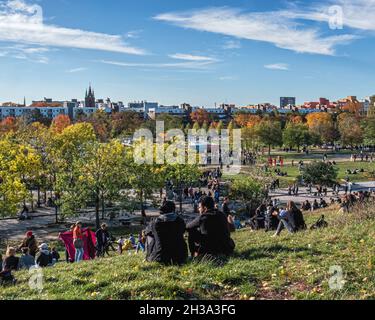 Die Menschen genießen die Sonne im Mauer Park an einem warmen Herbsttag, Mauerpark, Prenzlauer Berg, Berlin Stockfoto