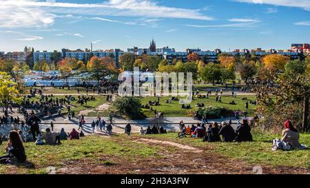 Die Menschen genießen die Sonne im Mauer Park an einem warmen Herbsttag, Mauerpark, Prenzlauer Berg, Berlin Stockfoto