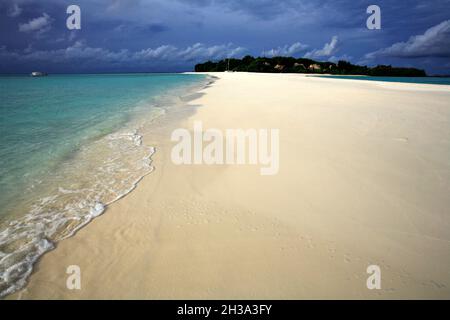 INSELGRUPPE DER MALEDIVEN. ARI-ATOLL. ANKUNFT AUF DER INSEL MADIVARU: PRIVATE INSEL MIT LUXURIÖSER UNTERKUNFT IM ZELT UND PRIVATEM POOL (VERWALTET VON BANY Stockfoto