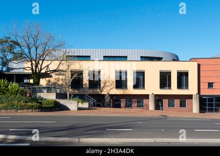 Die Post Modern entwarf die öffentliche Bibliothek in Gordon an Sydneys Nordküste in New South Wales, Australien, mit einer Rampe für Behinderte Stockfoto