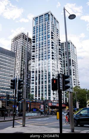 Moderne Bürogebäude und Apartmenthäuser in der Innenstadt von London, England Stockfoto