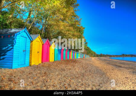 Bunte Strandhütten Heller und lebendiger Llanbedrog Strand Llyn Halbinsel Wales Stockfoto