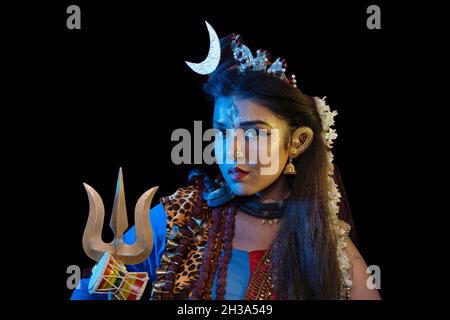 Indisches weibliches Model im Ardhanarishvara Make-up Kostüm, eine zusammengesetzte männlich-weibliche Figur des Hindu-gottes Shiva zusammen mit seiner Gemahlin Parvati. Stockfoto